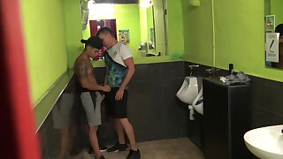 Young straight boy penetrated barebck by latino twink in toilets